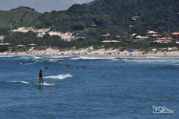 Surf na Praia do Rosa, no litoral sul de Santa Catarina